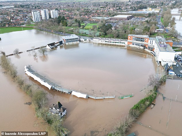 غمرت المياه أراضي Worcestershire Country Cricket Club ولم يتبق سوى المدرجات مرئية