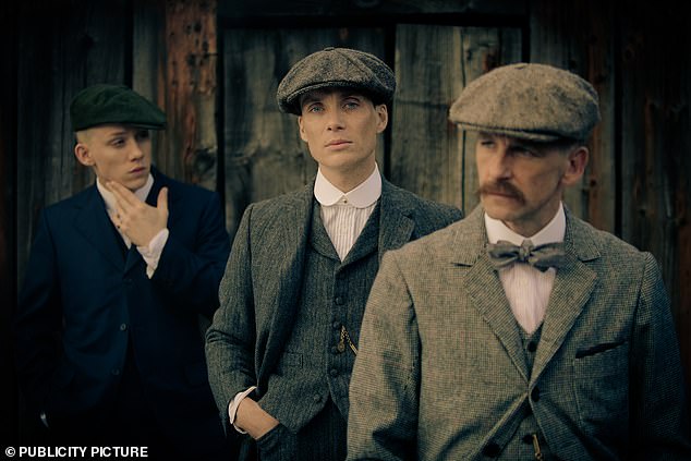 بول أندرسون إلى جانب نجومه المشاركين في فيلم Peaky Blinders جو كول وسيليان ميرفي الحائز على جائزة بافتا