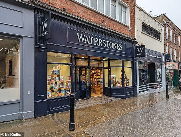 يقع Waterstones في شارع Windsor الرئيسي على بعد أقل من 200 ياردة من القلعة