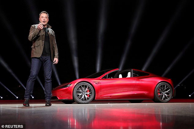 الرئيس التنفيذي لشركة Tesla Elon Musk في الصورة أثناء الكشف عن Roadster 2 خلال عرض تقديمي في هوثورن، كاليفورنيا، في 16 نوفمبر 2017. وقال بعد ذلك إن التسليمات الأولى ستصل في عام 2020