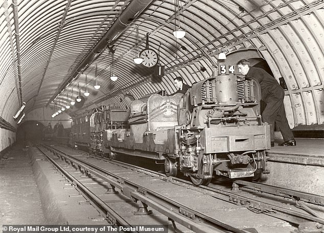 شوهد قطار Mail Rail وهو يتم تحميله في عام 1935. وكان النظام في ذلك الوقت في ذروته