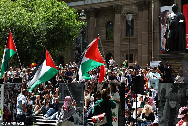 تم تنظيم احتجاج دائم مؤيد للفلسطينيين على درجات مبنى البرلمان في ملبورن