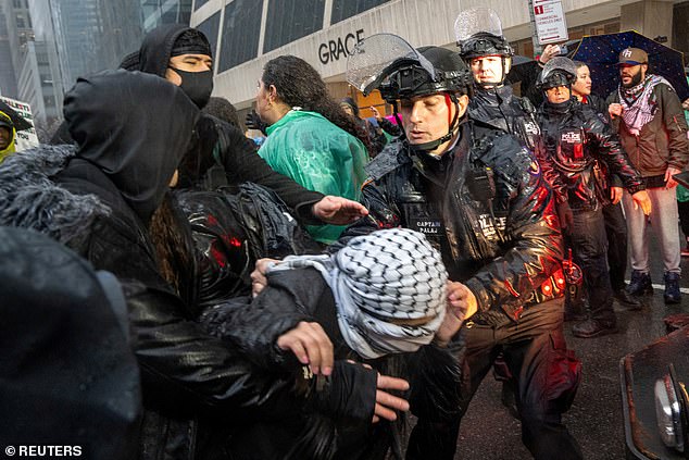 ألقت شرطة نيويورك القبض على العديد من المتظاهرين أثناء المسيرة في الجادة السادسة عندما وصلت الغوغاء إلى براينت بارك - رغم أنه ليس من الواضح ما الذي أثار الاعتقالات