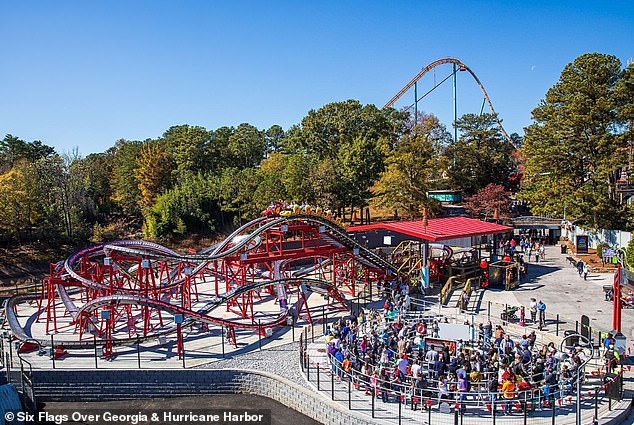 تم افتتاح Six Flags Over Georgia لأول مرة هذا العام يوم السبت - ولكن ما كان من المفترض أن يكون يومًا مليئًا بالمتعة والمرح تحول إلى حالة من الفوضى والذعر