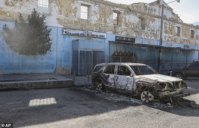 في الصورة: سيارة محترقة خارج سجن الإصلاحية الوطنية بالمدينة حيث ورد أن مئات السجناء فروا