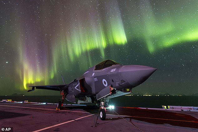 طائرة F-35B Lightning متوقفة على سطح الطيران لحاملة الطائرات HMS Prince of Wales التابعة للبحرية الملكية، تحت الأضواء الشمالية بالقرب من ساحل النرويج، الأحد 3 مارس 2024