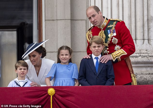 2022 - ويليام وكيت وأطفالهم يحضرون Trooping the Color في لندن في 2 يونيو 2022.