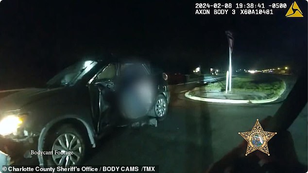 تُظهر لقطات Bodycam و Dashcam نائب البطل وهو يركض إلى مكان الحادث وينقذ طفلاً من السيارة المشوهة