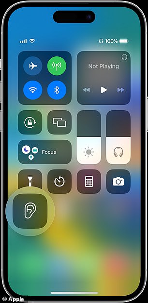 سيتم بث الأصوات التي يلتقطها هاتف iPhone الذي يعمل بنظام الاستماع المباشر على نظام التشغيل iOS17 مباشرةً إلى AirPods الخاصة بالمستخدم، مما يجعلها بديلاً سريعًا للمساعدات السمعية وأجهزة مراقبة الأطفال ومجموعة متنوعة من احتياجات الاستماع عن بُعد الأخرى
