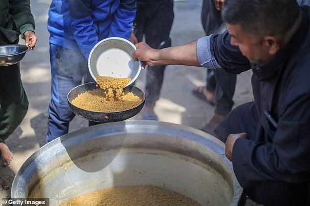 داخل غزة، كان النازحون الفلسطينيون يصطفون أمام شاحنة تحمل مياه الشرب الشحيحة، حيث قاموا بملئها في صفائح وحاويات بلاستيكية