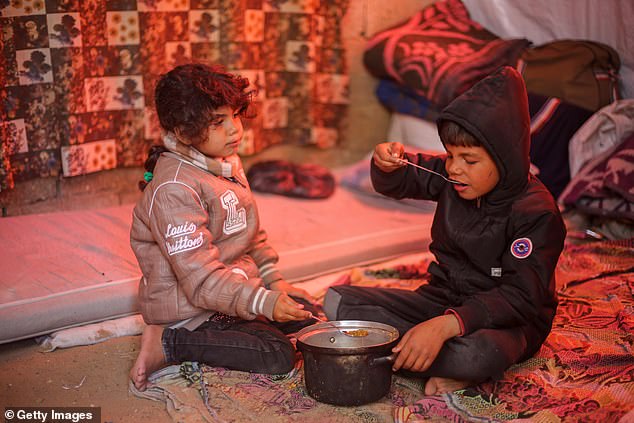 وقال الجيش الإسرائيلي إن قواته قتلت 13 نشطا في غارات جوية ونيران الدبابات والقناصة في وسط غزة خلال اليوم الماضي.