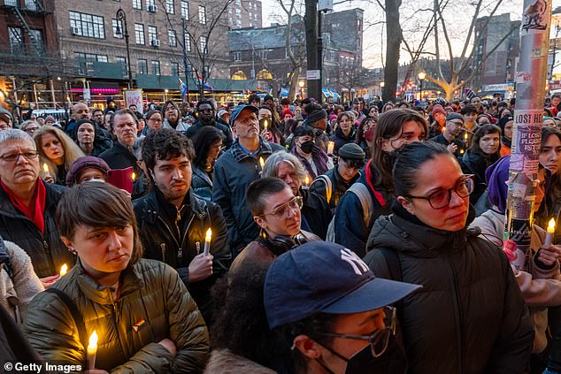 يتجمع الناس خارج Stonewall Inn لإقامة نصب تذكاري ووقفة احتجاجية لمراهق أوكلاهوما الذي توفي بعد قتال في حمام المدرسة الثانوية