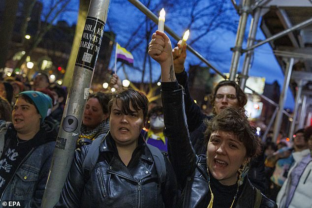 الناس يهتفون أثناء الوقفة الاحتجاجية لوفاة نيكس بنديكت خارج Stonewall Inn في نيويورك