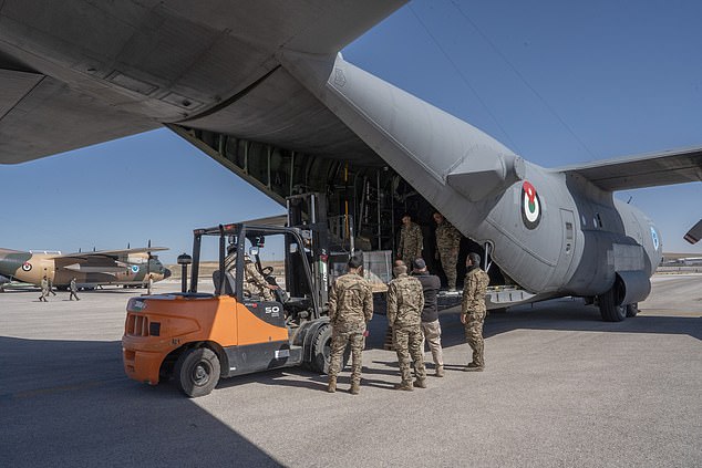 يتم تحميل المساعدات على متن الطائرة C-130 بواسطة طيارين أردنيين في قاعدة الملك عبد الله الثاني الجوية قبل التوجه إلى غزة