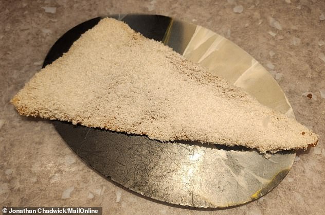 مستوحاة من واحدة من أكثر رقائق البطاطس المحبوبة في بريطانيا، هذا الكويفر محلي الصنع مغطى بالعسل الأسود النباتي وجبن الماعز المبشور جيدًا