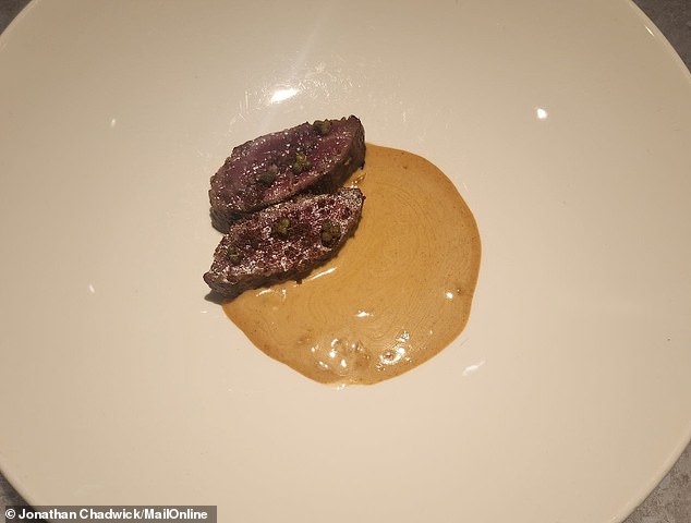 الطبق الرئيسي: لحم ضأن كول ياو من كورنوال. كما هو الحال في قوائم التذوق، كانت الأجزاء صغيرة، على الرغم من أن هذا يتناسب مع فلسفة