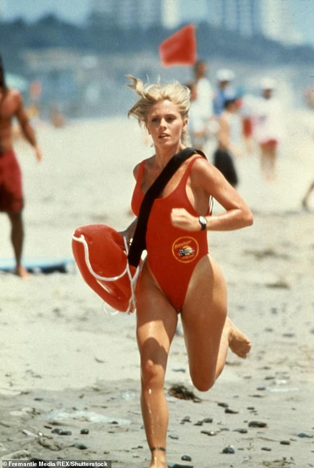 اشتهرت الممثلة البالغة من العمر 52 عامًا بدور سمر كوين في المسلسل التلفزيوني Baywatch (شوهد عام 1993).