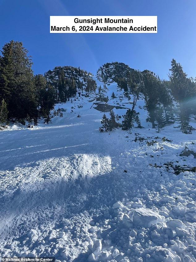 كان بيركس وصديقه ويليام سلوب يتزلجان على جبل Gunsight، بالقرب من منتجع Anthony Lakes Mountain في 6 مارس.