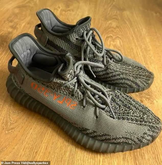 في الصورة: تم العثور على زوج من أحذية Yeezy SPLY 320 في صندوق للطلاب