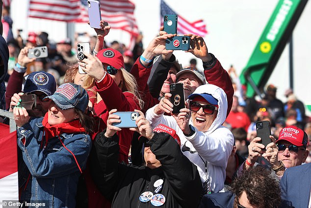 يلتقط الضيوف الصور أثناء هبوط طائرة المرشح الرئاسي الجمهوري الرئيس السابق دونالد ترامب