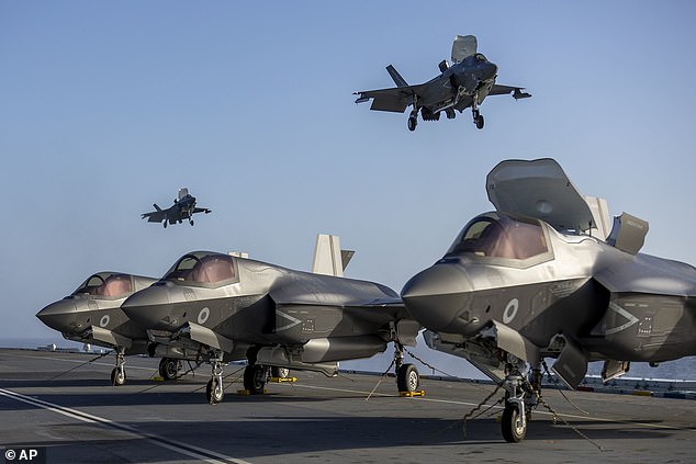 طائرات F-35B Lightning على متن حاملة الطائرات التابعة للبحرية الملكية HMS Prince of Wales وهي تتجه للانضمام إلى أكبر مناورة لحلف شمال الأطلسي منذ الحرب الباردة