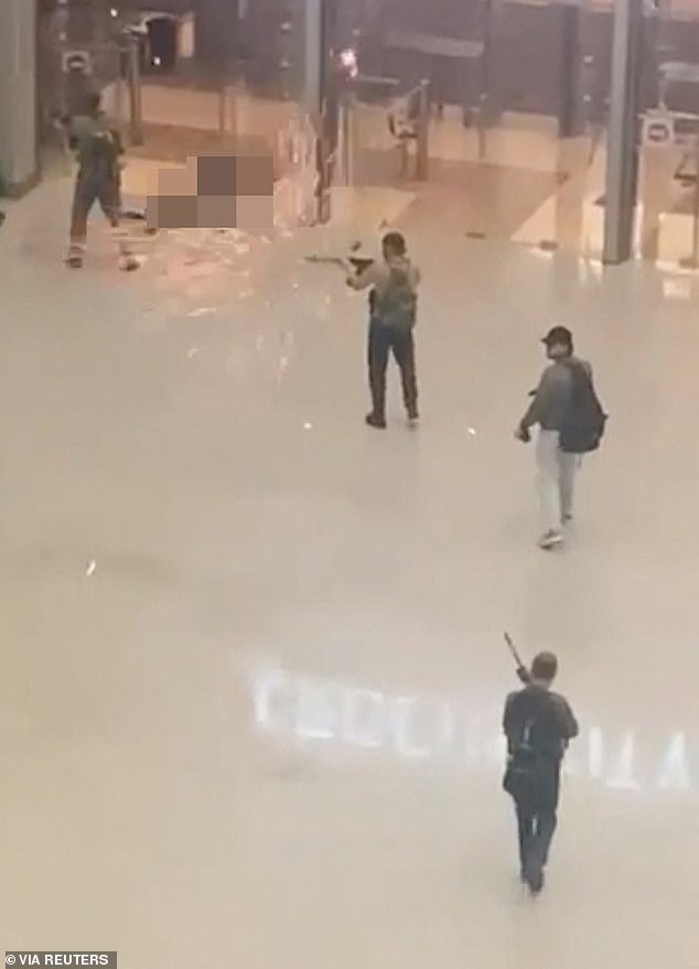 صورة للمسلحين المشتبه بهم الذين فتحوا النار في قاعة مدينة كروكوس، في كراسنوجورسك، موسكو