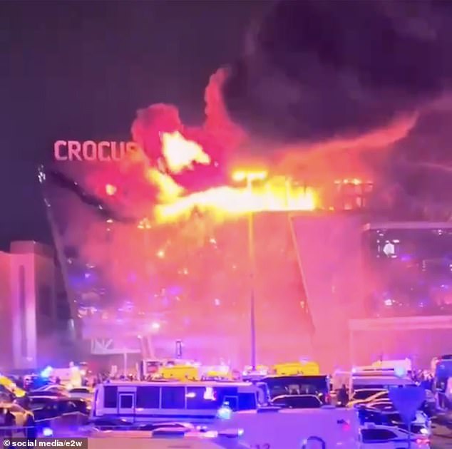 تظهر صورة من مكان الحادث الليلة الماضية قاعة الحفلات الموسيقية Crocus City Hall التي اشتعلت فيها النيران حيث كان المكان محاطًا بطواقم خدمة الطوارئ