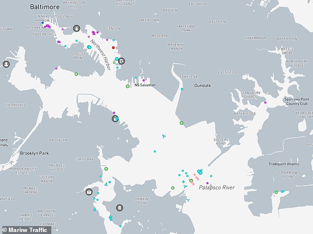 يُظهر موقع Marine Traffic جميع السفن المحاصرة في الميناء أسفل الجسر.  وأغلبها قوارب صغيرة، بما في ذلك قوارب الإنقاذ