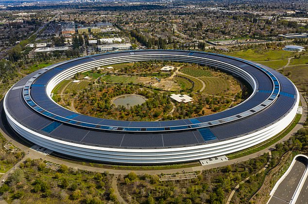 وسيعقد الحدث في Apple Park، المقر الرئيسي لعملاق التكنولوجيا والمبنى الثاني للحرم الجامعي في كوبرتينو.  كان المبنى الضخم ذو الشكل الدائري أحد المنتجات النهائية التي طرحها الرئيس التنفيذي الراحل ستيف جوبز