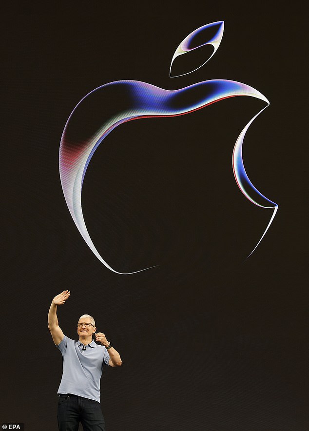 سيبدأ مؤتمر WWDC الأمور بخطاب رئيسي يكشف عادةً عن نظام التشغيل الجديد لأجهزة iPhone وMac وiPad وApple Watch والتلفزيون.  في الصورة الرئيس التنفيذي تيم كوك يتحدث خلال الخطاب الرئيسي العام الماضي