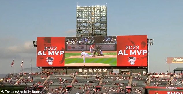 تم عرض أبرز الأحداث من موسم أفضل لاعب في Ohtani على الشاشة عندما وصل للمضرب