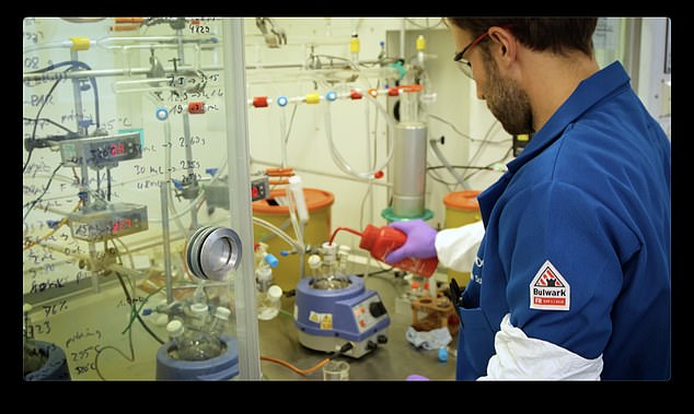 تقول شركة Nanoco إن موقع البحث والتطوير والتصنيع المتكامل الخاص بها هو أحد المرافق القليلة جدًا في العالم القادرة على إنتاج QDs خالية من الكادميوم من حيث الحجم والمواصفات.