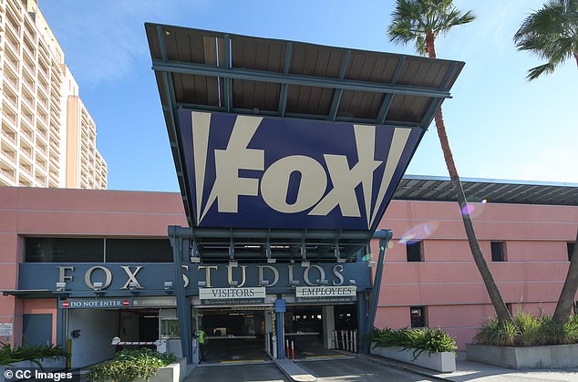 تضم منطقة Fox Studio التاريخية 15 مسرحًا صوتيًا في مكان الإقامة الذي تبلغ مساحته 50 فدانًا في Century City