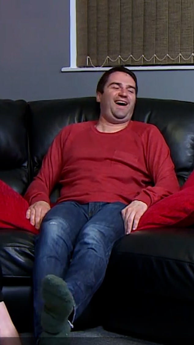 يميل جورج جيلبي إلى الخلف ويضحك على الأريكة بينما يلعب دور البطولة في إحدى حلقات Gogglebox