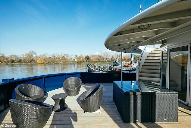 يرسو القارب على بعد أمتار فقط من Wandsworth Riverside Quarter Pier وعلى بعد 800 متر من جسر بوتني.