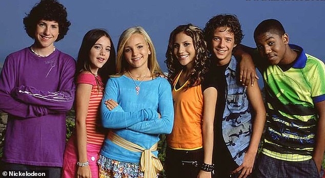 تم تصوير أندروود (الثاني من اليمين) مع أعضاء فريقه في Zoey 101