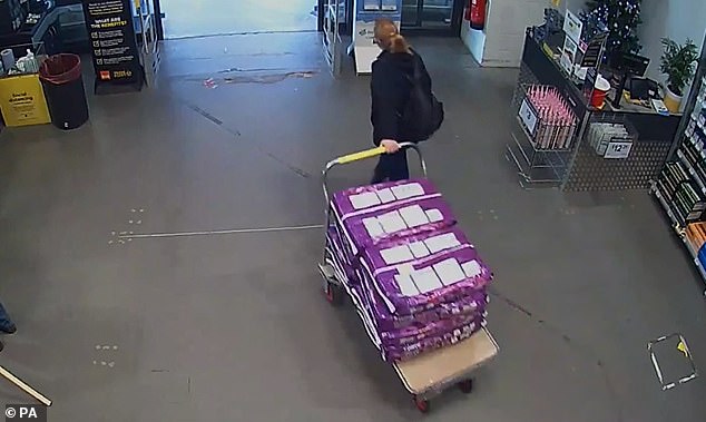 قامت بيل في B&Q بشراء السماد الذي استخدمته لدفن صديقها