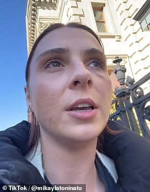 في مقطع فيديو حصد 7.4 مليون مشاهدة، كشفت TikTokker Mikayla Toninato أنها تعرضت للكمة في وجهها عندما كانت في طريقها إلى المنزل من الفصل