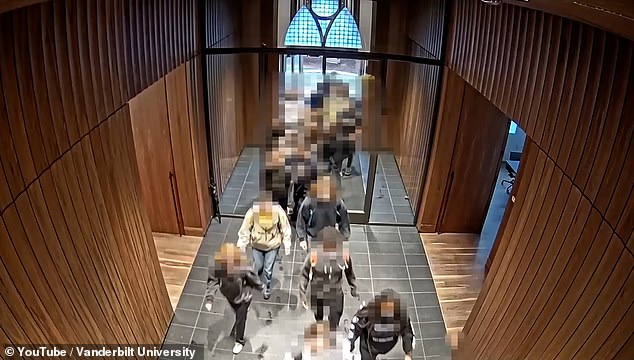 لقد سيطروا على المبنى، لكن الكثيرين يزعمون أن شرطة الحرم الجامعي حبستهم كوسيلة للضغط