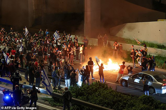 المتظاهرون الذين يطالبون بالإفراج الآمن عن الرهائن يشعلون النار ويغلقون طريقا رئيسيا في القدس