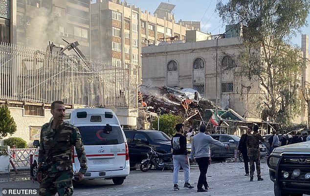 دخان يتصاعد بعد ما قالت وسائل إعلام إيرانية إنها غارة إسرائيلية على مبنى قريب من السفارة الإيرانية في دمشق