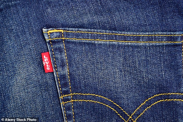 قام الباحثون بتحليل انبعاثات الكربون مدى الحياة لزوج واحد من الجينز النسائي Levi's 501 Original Fit.  ووجدوا أن ارتدائها مرة واحدة يعادل انبعاثات القيادة لمسافة 6.4 ميل