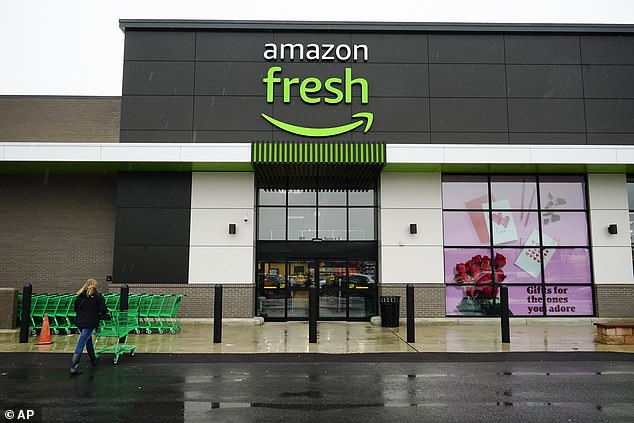 تستبدل Amazon Fresh Just Walk Out بـ Dart Cash الذي يحتوي على ماسح ضوئي وشاشة على عربات التسوق للسماح للعملاء بتتبع إنفاقهم