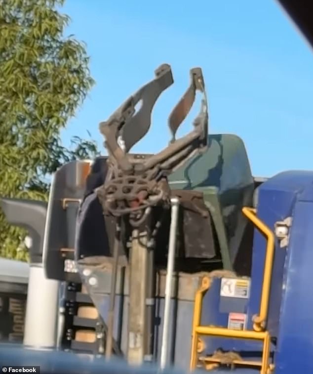 وأضاف شخص آخر أن نفس الشيء حدث له وأنهم تمكنوا من التقاط اللحظة الدقيقة التي فقدت فيها ذراع الشاحنة قبضتها