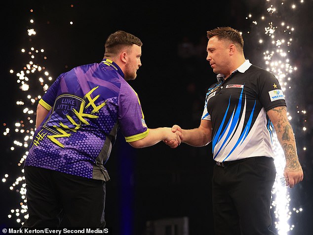 Luke Littler يصافح Gerwyn Price بعد فوزه بالمباراة النهائية خلال 2024 BetMGM Premier League Darts