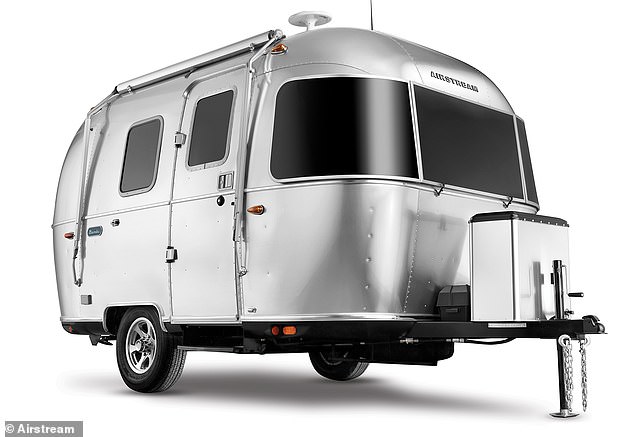 يبدو أن العائلة كانت تستقل سيارة Airstream Bambi 16RB جديدة موديل 2024