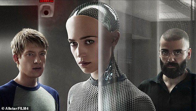 غالبًا ما تتخيل أفلام مثل Ex Machina (في الصورة) ما يمكن أن يحدث عندما يتجاوز الذكاء الاصطناعي قدرات البشرية