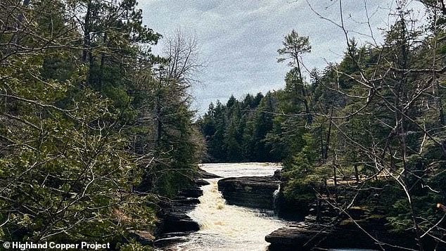 صُنفت حديقة Porcupine Mountains Wilderness State Park كأجمل حديقة وطنية في الولايات المتحدة وتضم مسار North Country Trail، وهو الأطول في البلاد.