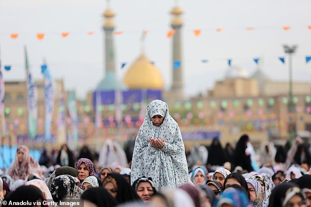 المسلمون يصلون إلى ضريح شاه عبد العظيم لأداء صلاة عيد الفطر الذي يصادف نهاية شهر رمضان، أحد أقدس الشهور في التقويم الإسلامي، في طهران