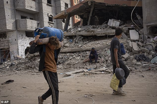 واستبعد وزير الخارجية أن يكون لحماس أي دور في قيادة دولة فلسطينية، وبدلاً من ذلك يجب أن تذهب هذه الوظيفة إلى السلطة الفلسطينية بعد إصلاحها (في الصورة، الفلسطينيون في غزة).